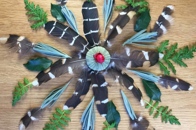 Mandala nature avec des plumes